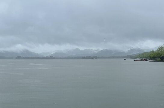 大雨西湖江南烟雨中