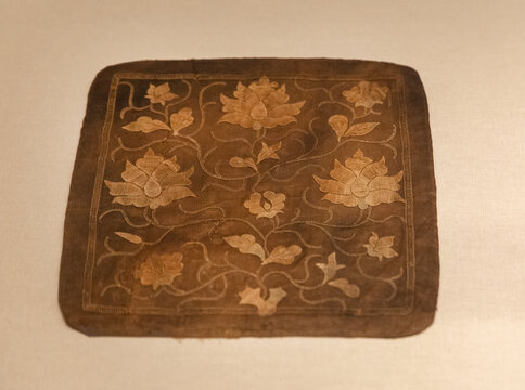 元代缎地刺绣花卉纹枕顶
