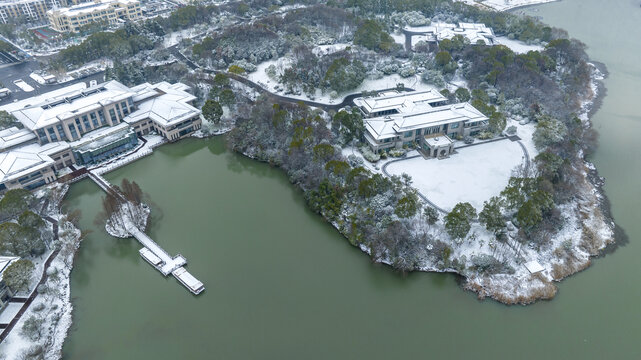 航拍安徽合肥翡翠湖雪景