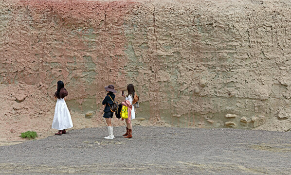 年轻女孩旷野徒步旅行