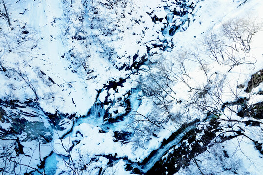 俯瞰雪中的小溪