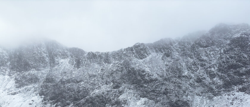 英国雪墩山国家公园雪后山景