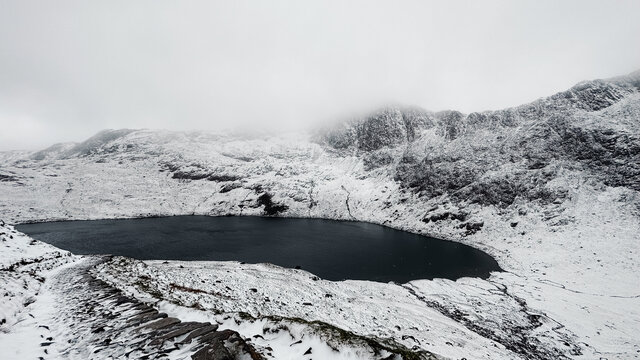 英国雪墩山国家公园雪后湖景