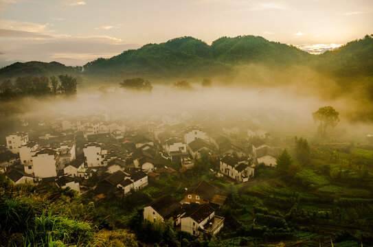 婺源石城村日出前风景