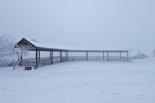 公园长廊雪景