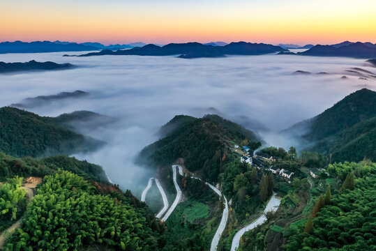 山村云海古村落山路