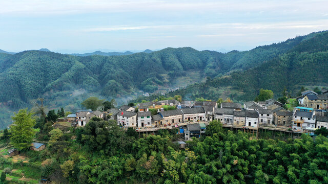 航拍休宁县高山村落木梨硔