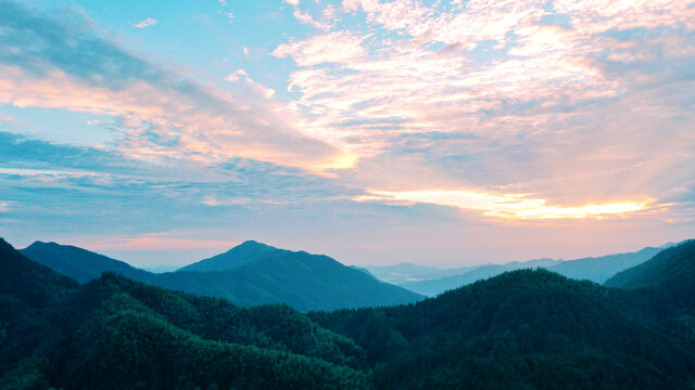 天空彩霞群山风景