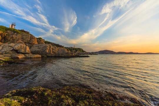 威海海边礁石夕阳