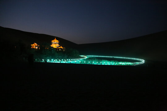 鸣沙山月牙泉夜景