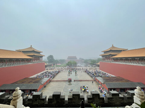 雨中午门