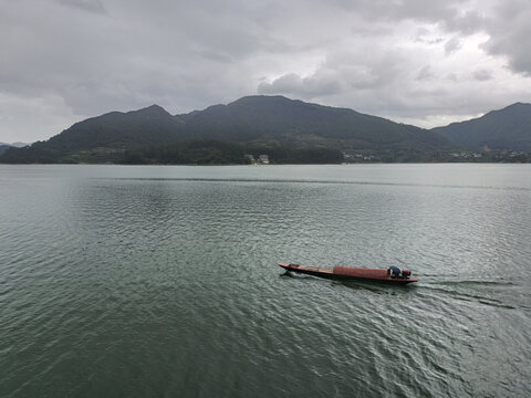 湖面渔船远山