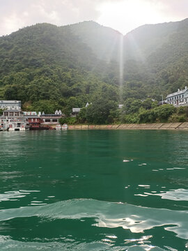 绿水湖面