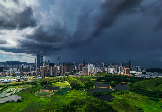 从香港看深圳罗湖区乌云下大雨