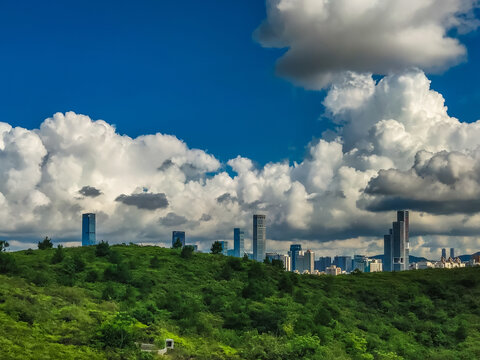从香港方向看蓝天白云下的深圳