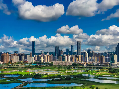 从香港看深圳华强片区城市风光
