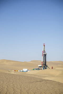 沙漠里的石油钻井