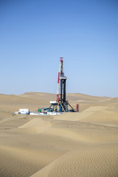 沙漠里的石油钻井队