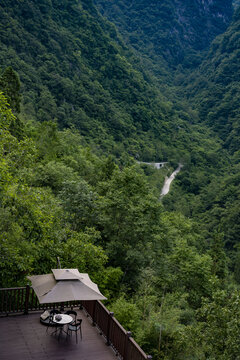 山间露台看山下小路