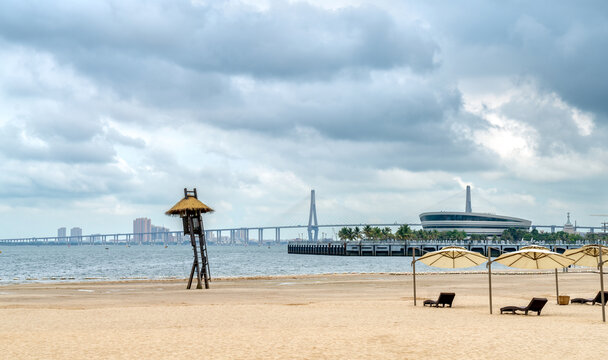 广东湛江海滨浴场和城市景观