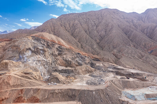 航拍祁连山停产采矿区