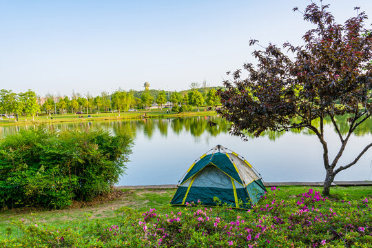 湖边的帐篷