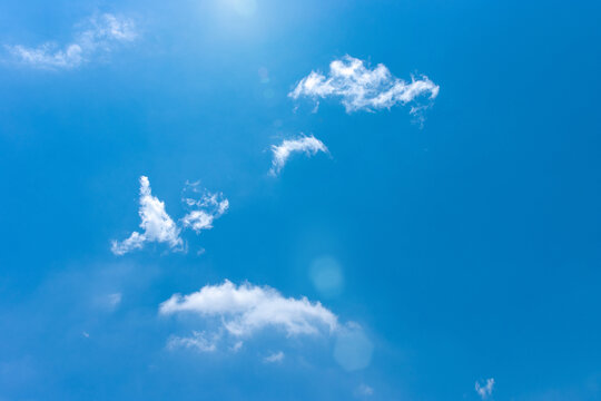晴朗天空中的蓝天白云
