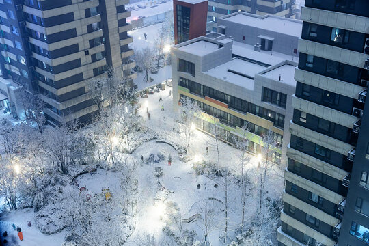 城市小区里冬季雪景