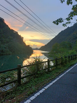 湖边夕阳