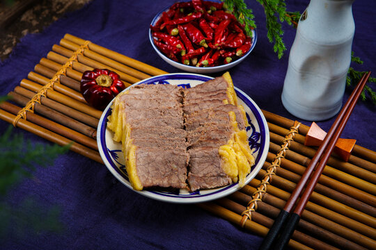 切片整齐的酱牛肉