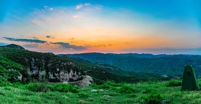 露营夕阳下