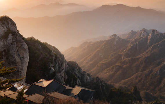 日出老君山