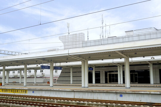 四川广元站火车月台