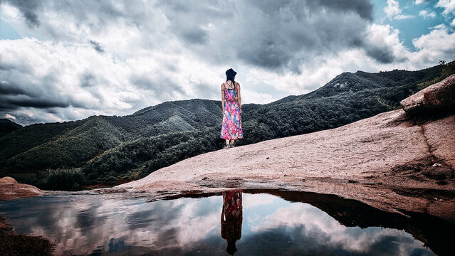 水中女人倒影