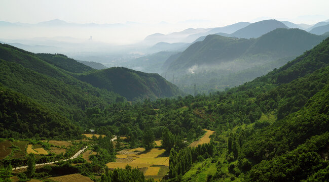 大山坳夏收季节景致图