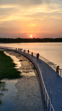 夕阳湖泊