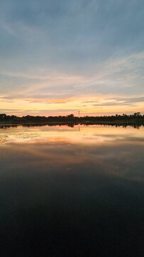 夕阳湖泊