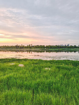 夕阳湖泊