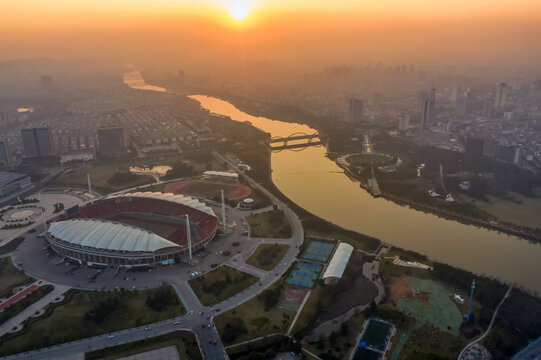 义乌梅湖体育场日落风光鸟瞰