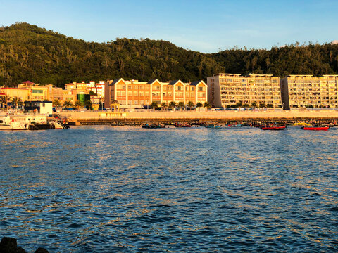 夕阳下的深圳南澳月亮湾公园