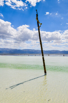 盐湖里的老式电线杆