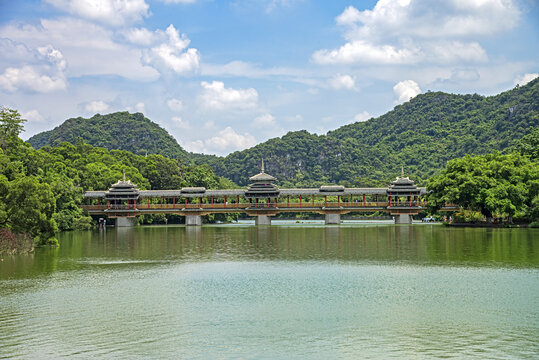 广西柳州龙潭公园风雨桥