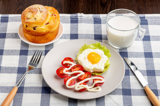 早餐桌上面包牛奶鸡蛋
