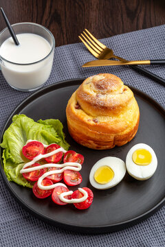 早餐桌上面包牛奶鸡蛋