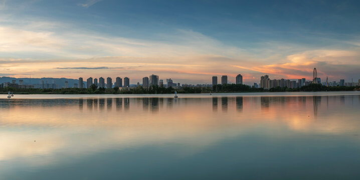 昆明日落晚霞水面光影城市风景