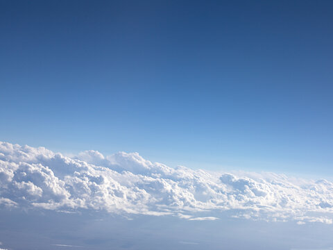 蓝天白云天际线背景