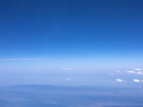 航拍视角下的蓝天白云和天际线