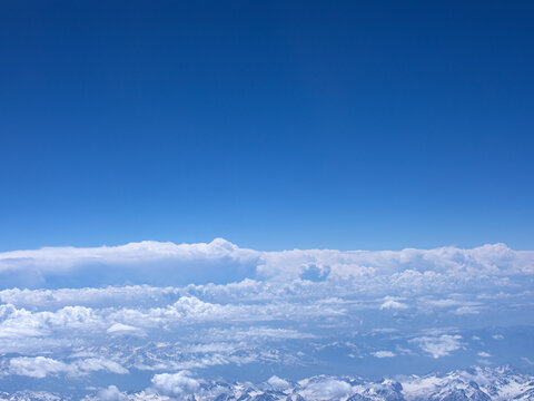 航拍视角下的蓝天白云和雪山