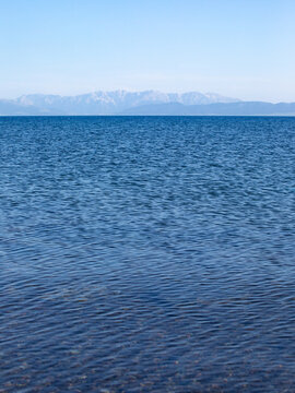 赛里木湖蓝色的湖面和天际线