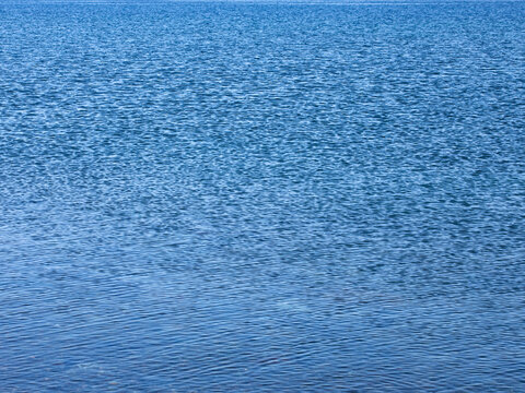 新疆赛里木湖蓝色的湖面